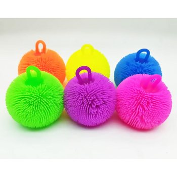 PUFFER M&Iacute;ČEK V JASN&Yacute;CH BARV&Aacute;CH - 8CM - V DISPLAYI (12 ks)
