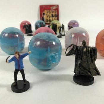 PŘEKVAPEN&Iacute; VE VAJ&Iacute;ČKU - MIX FIGUREK HARRY POTTER V KAPSL&Iacute;CH (100 ks)