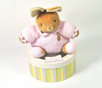 Ply&scaron;ov&aacute; Hračka Baby Bow v D&aacute;rkov&eacute; Krabičce - Model 1