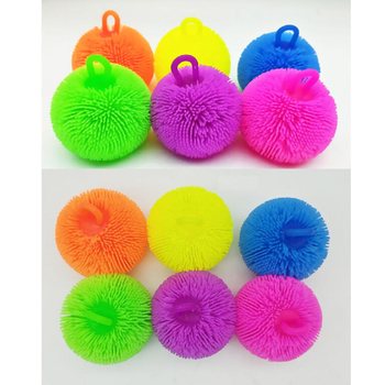 PUFFER M&Iacute;ČEK V JASN&Yacute;CH BARV&Aacute;CH - 8CM - V DISPLAYI (12 ks)
