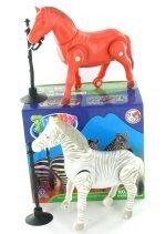 MAN&Eacute;Ž KŮŇ A ZEBRA V KRABIČCE
