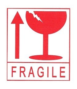 FRAGILE &Scaron;t&iacute;tek / KŘEHK&Eacute; Samolepka (45 archů)