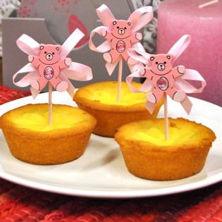 Zapichov&aacute;tka na muffiny k narozen&iacute; - Růžov&yacute; medv&iacute;dek (12 ks)