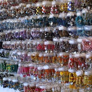 TIP - NAV&Scaron;TIVTE TAK&Eacute; NA&Scaron;E ODDĚLEN&Iacute; BIŽUTERIE A DOPLŇKŮ