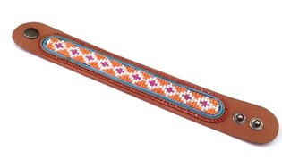 Kožen&yacute; n&aacute;ramek Aztec s červen&yacute;mi kam&iacute;nky (1 ks)